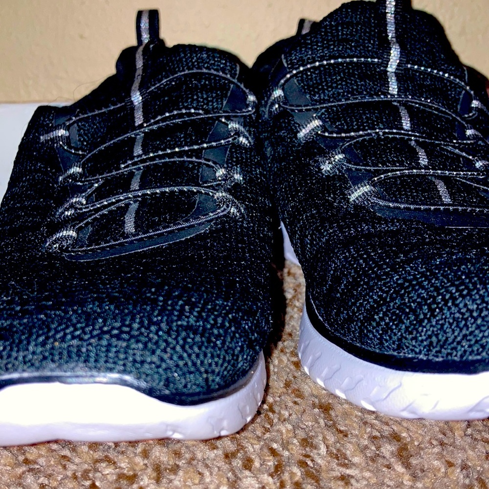 Black tenni shoes